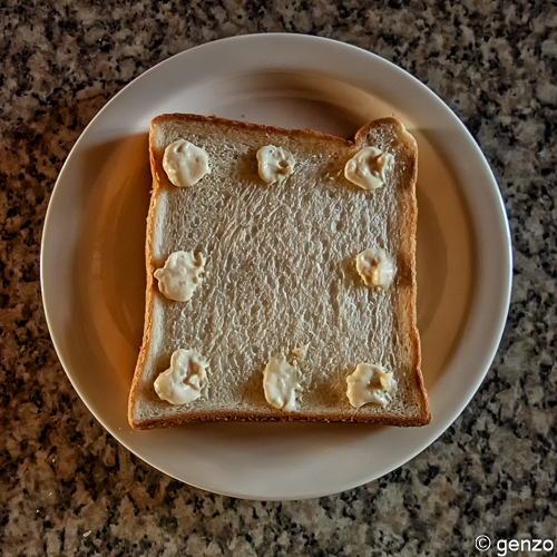 タルタルソースをつけたパン