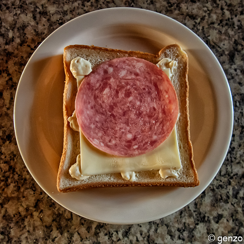 ビアソーセージとスライスチーズをのせたパン
