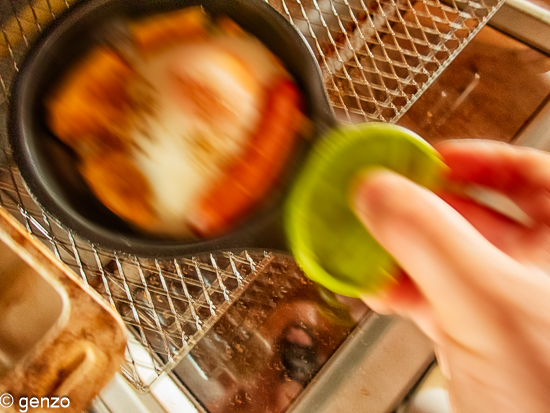 鍋掴みで引っ張り出すところ