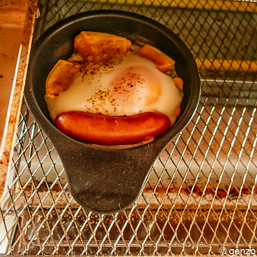 焼かれた目玉焼きプレート