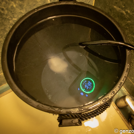 バケツにお湯を入れる