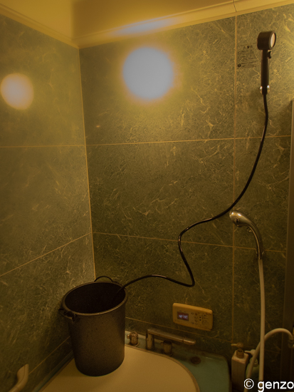 バケツのお湯を使ったシャワー